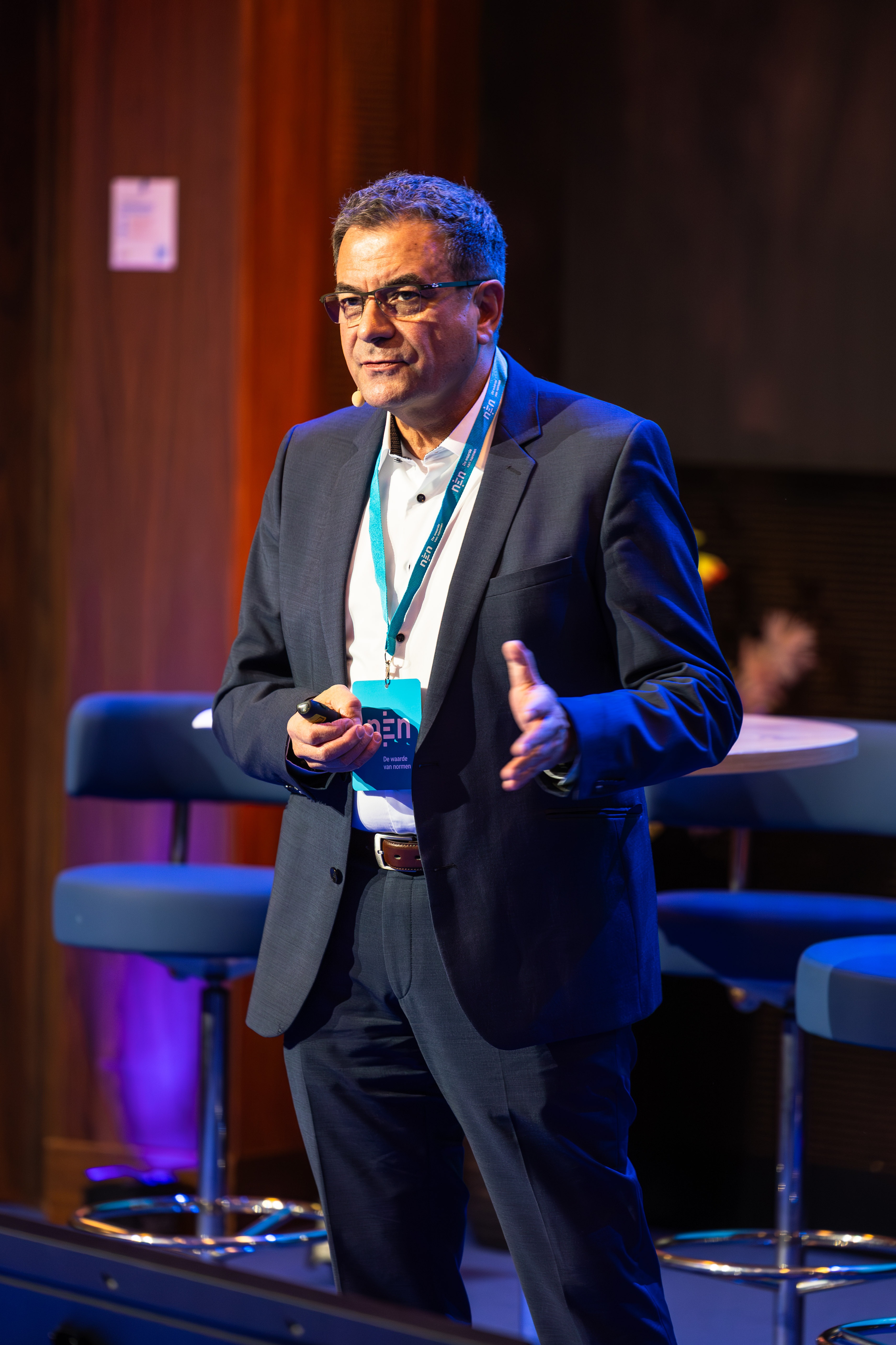 Antonio Caballero González (Construction Products Europe) spreekt tijdens de informatiebijeenkomst