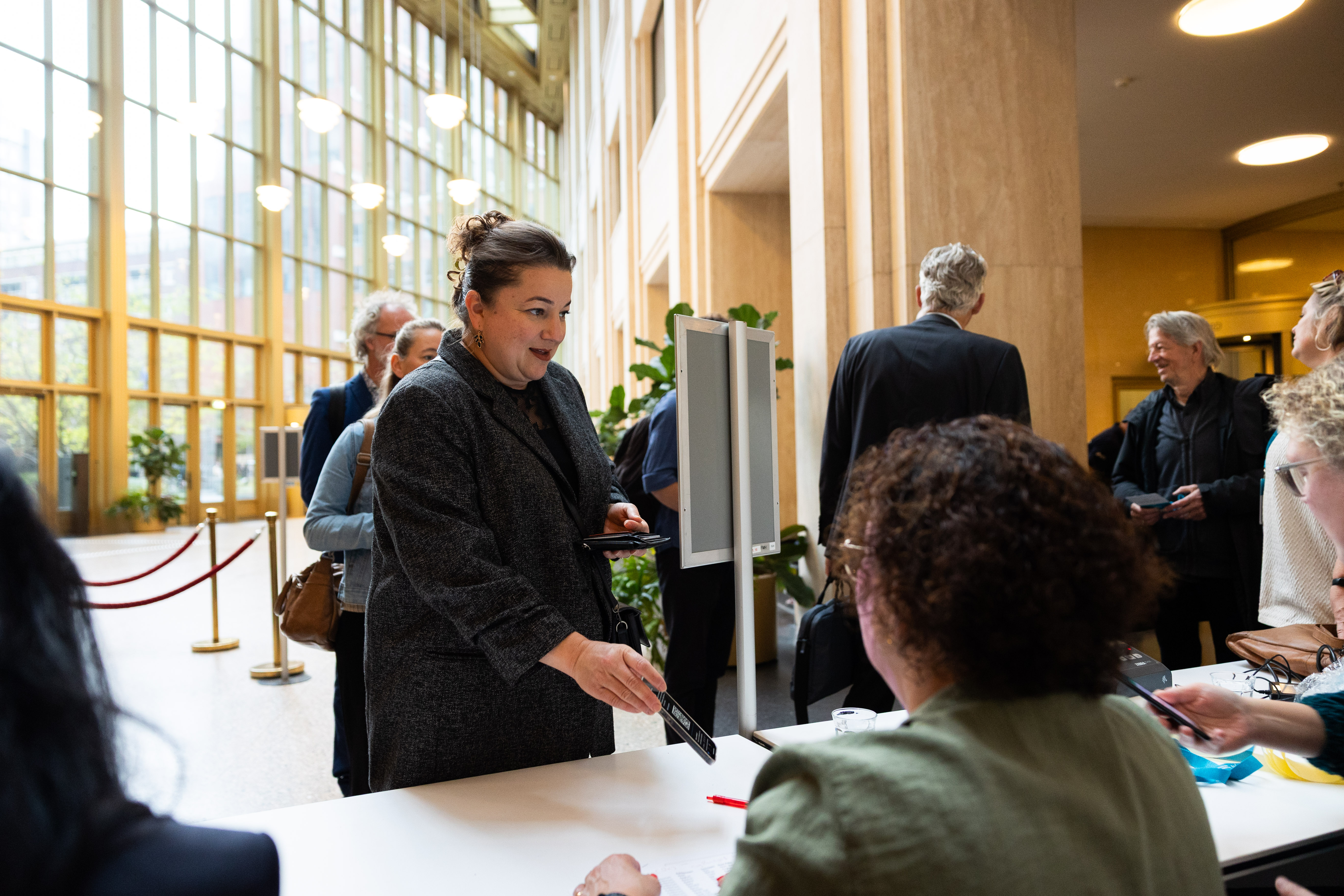 Bezoekers melden zich aan voor de informatiebijeenkomst 'CPR in de praktijk'